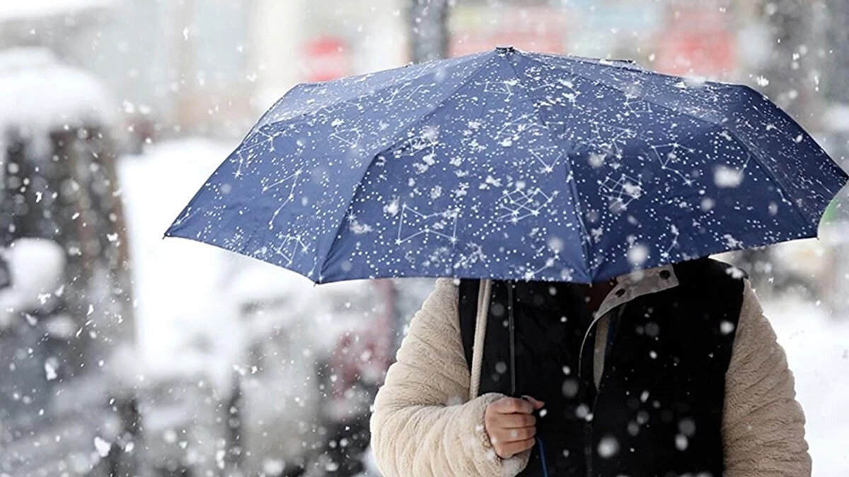 Cebeci'nin açıklamalarına göre İstanbul'da "beyaz kış" için biraz daha beklemek gerekecek. Yapılan son değerlendirmelere göre:<br><br>Aralık Ayı Durumu: Aralık ayı boyunca yağışların mevsim normallerinde seyretmesi bekleniyor. Ancak ayın son haftasında sıcaklıklar kışın en sert değerlerine inecek.<br><br>Kar İçin En Güçlü İhtimal: İstanbul'da kar yağışı için işaret edilen en muhtemel takvim aralığı Ocak ayı başından Şubat ayı ortasına kadar olan dönem.<br><br>Mart Ayı Tahmini: Mart ayının ise geçmiş yılların aksine daha ılıman ve yağmur yağışlı geçmesi öngörülüyor.