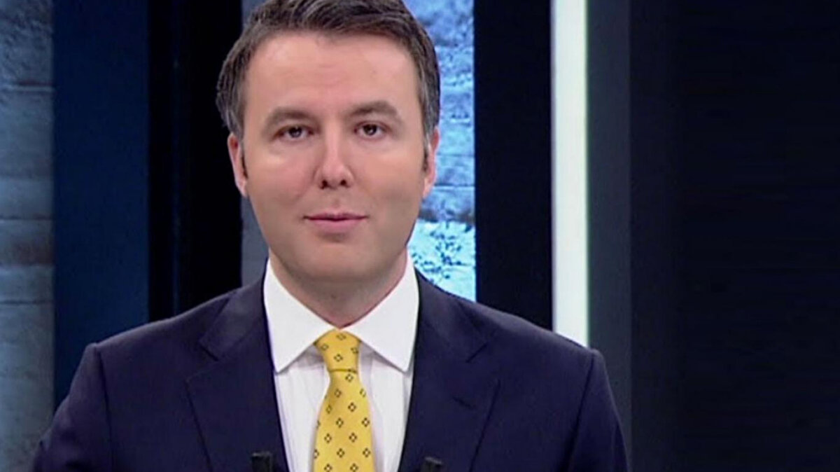 Mehmet Akif Ersoy Kimdir?<br><br>Gazeteci, televizyon programcısı, yönetmen ve yapımcı Mehmet Akif Ersoy, 8 Ocak 1985’te İstanbul’da doğdu. 1.81 metre boyunda ve 79 kilo olan Ersoy, medya dünyasında çok yönlü kariyeriyle tanınıyor.