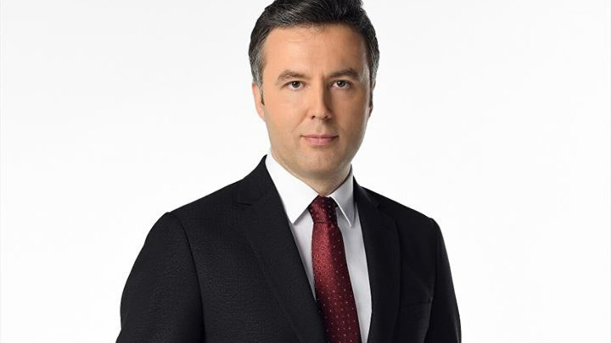 Sanat ve Basın İçinde Büyüyen Bir Aile<br><br>Ersoy’un babası hem tiyatrocu hem de gazeteci olup bir dönem yerel gazete çıkarmıştı. Böylece Ersoy, iletişim ve sanat odaklı bir çevrede yetişti.