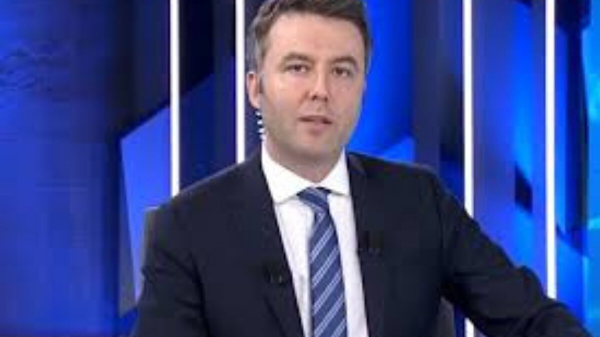 Dış Politika Dergisi’nin Yayın Yönetmeni (2016)<br><br>2016’da Dış Politika Dergisi Genel Yayın Yönetmeni olan Ersoy, analiz ve dış politika odaklı yayıncılıkta uzmanlığını derinleştirdi. <br>Habertürk TV Yılları (2017)<br><br>2017’den itibaren Habertürk TV’de görev aldı; “Manşet” ve “Nedir Ne Değildir?” programlarını sunarak geniş bir izleyici kitlesine ulaştı.