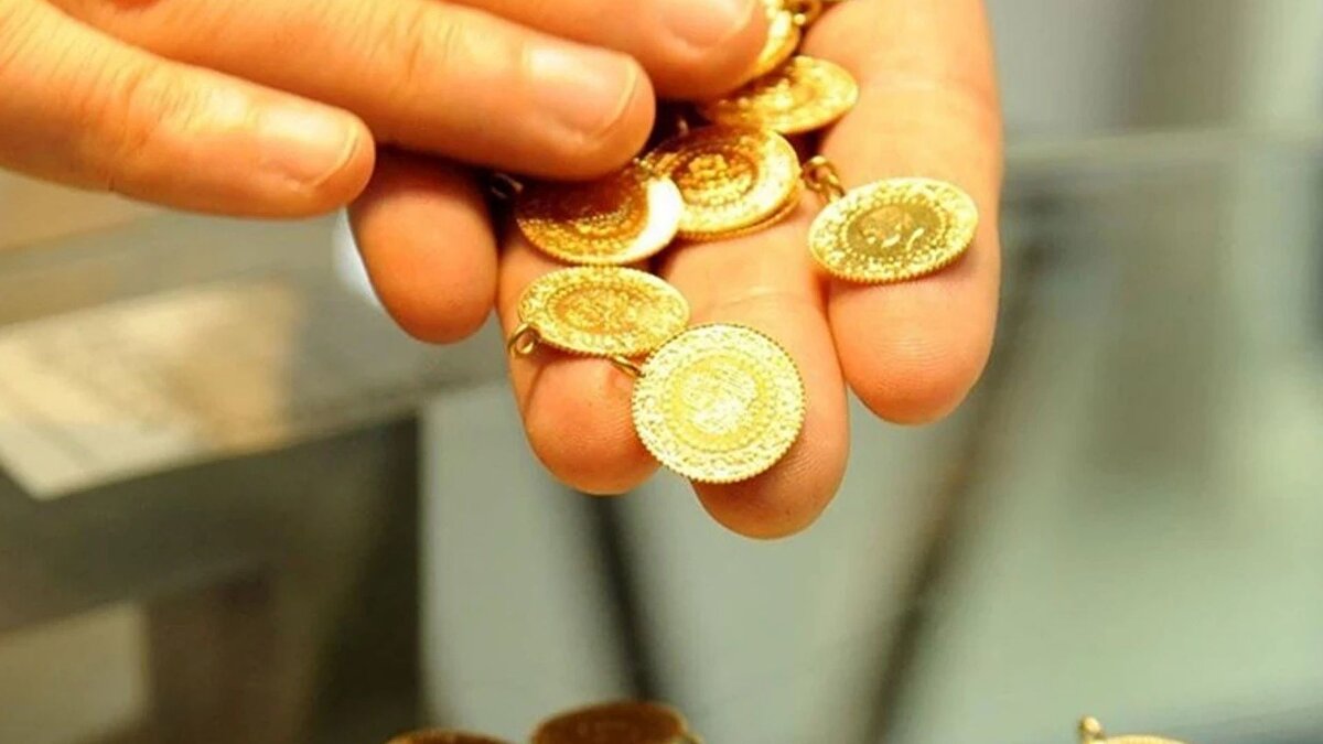 9 Aralık 2025 sabahında küresel piyasalarda ons altın 4.194 dolar civarında seyrederken, Türk yatırımcısının yakından takip ettiği gram altın fiyatı 5.733 TL’den işlem görüyor. Türkiye’de Kapalıçarşı rafinerilerinin sabah fiyatlamaları ise gramda 5.836 TL, çeyrek altında 9.515 TL seviyesinde bulunuyor.