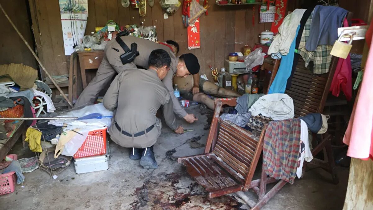 Evine giren agresif maymun nedeniyle yaşamını yitiren 63 yaşındaki Chaiphum Sae-eung, Tayland’ın güneyindeki Yala eyaletinde yaşıyordu. İlk incelemelere göre yaşlı adamın, saldırgan maymunla mücadele etmeye çalıştığı ve olay sırasında ağır yaralandığı ifade edildi. Olay, bölgede giderek artan maymun nüfusuna dair endişeleri yeniden gündeme taşıdı.