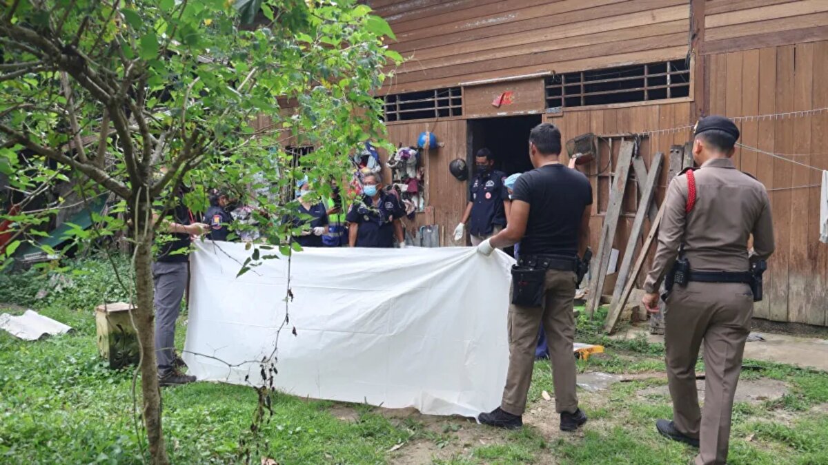 Olay yeri incelemesi
<br><br>6 Aralık’ta yaşlı adamı bulmak için eve gelen yeğeni, yerde geniş bir kan birikintisi ve duvar kenarında parçalanmış halde duran bedeni gördü. Olay yerine ulaşan polis, Chaiphum’un elinde metal bir çubuk tuttuğunu, bunun hayvana karşı son anda savunma amacıyla kullanıldığını değerlendirdiklerini açıkladı. Evde hem insan hem de hayvana ait izlerin bulunduğu belirtildi.