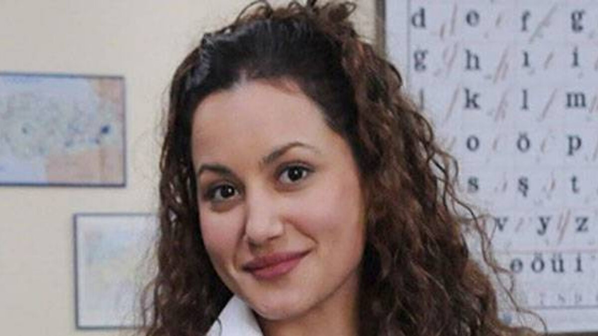 Türkiye’nin yakından tanıdığı isimlerden Yıldız Asyalı, özel hayatına ilişkin yaptığı açıklamayla yeniden gündeme geldi. “Hayat Bilgisi” ve “Eyvah Babam” gibi dizilerde rol alan Asyalı, Mayıs ayında iş insanı Mustafa Semih Demirci ile üçüncü kez evlenmişti. Ancak ünlü oyuncu, sosyal medya hesabında yaptığı paylaşımla eşinden şiddet gördüğünü öne sürdü.