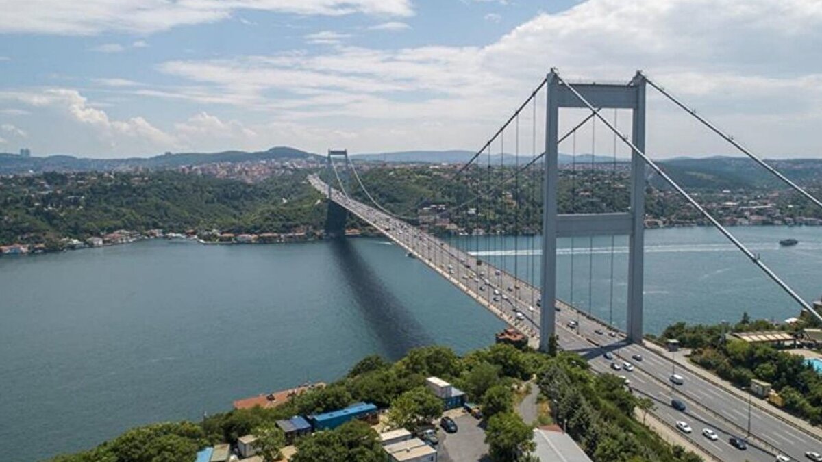 Kanuni süreç hatırlatıldı<br><br>Açıklamada, il ve ilçe kurulmasına ilişkin tüm düzenlemelerin 5442 sayılı İl İdaresi Kanunu kapsamında yalnızca kanunla yapılabileceği hatırlatıldı. Bu çerçevede, bir yerleşim yerinin bölünmesi, adının değiştirilmesi ya da başka bir ile bağlanmasının da aynı şekilde yasal çoğunluk gerektirdiği ifade edildi. Dolayısıyla iddia edilen “Yenişehir ilçesi”nin hukuken geçerli bir dayanağı bulunmadığı belirtildi.