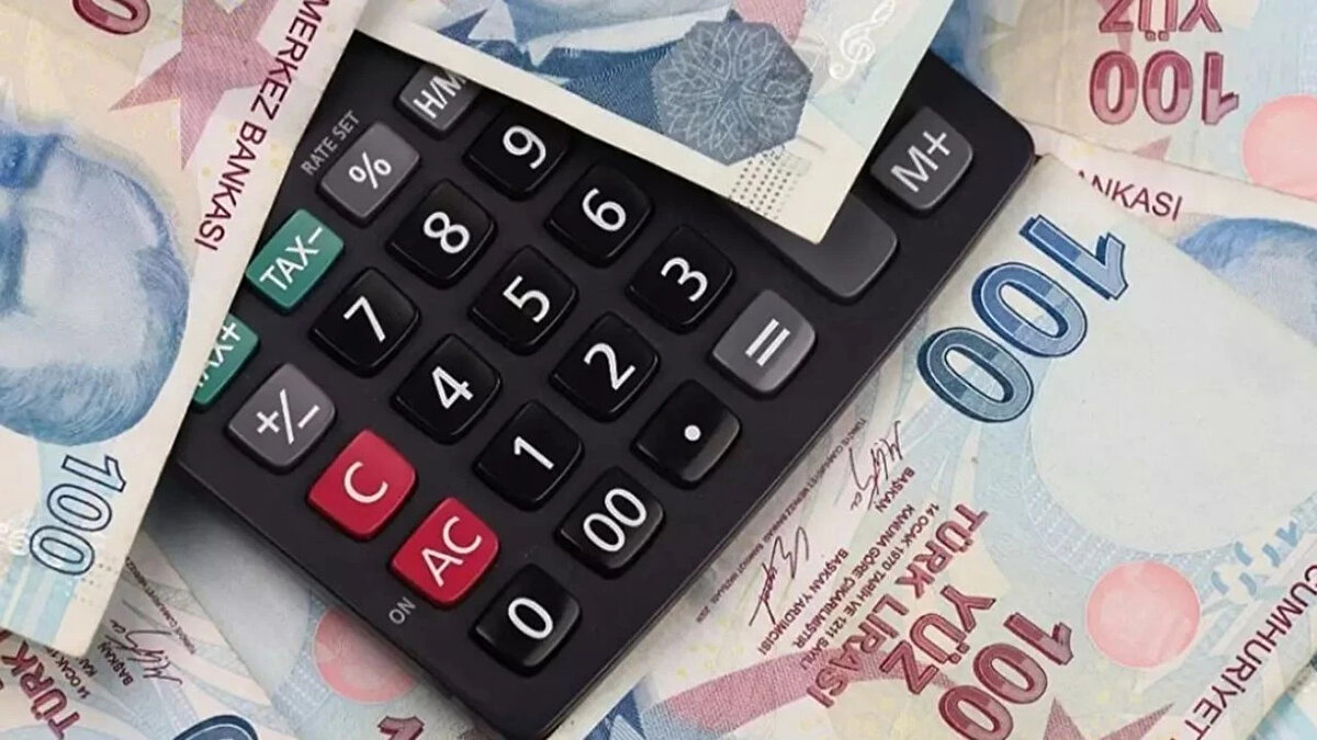 Vatandaşlık maaşında yeni model: GETAD<br><br>Yılmaz, Gelir Tamamlayıcı Aile Destek Sistemi’nin mevcut sosyal desteklerin tek çatı altında toplandığı bütüncül bir model olduğunu söyledi. Sistemin, belirlenen eşik gelirin altında kalan aileleri desteklemeyi amaçlayacağını ancak işgücünden koparıcı bir etki yaratmayacağını belirtti. “Bu modeli önce sınırlı bölgelerde başlatacağız, 2027’de Türkiye çapında uygulamaya geçeceğiz” ifadelerini kullandı.