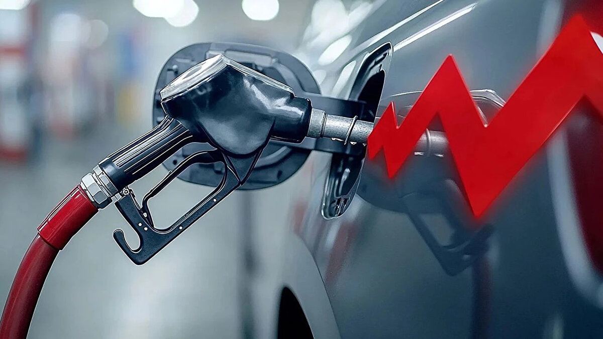 İzmir Akaryakıt Fiyatları<br>İzmir'de benzin ve motorin fiyatları şu seviyelerde seyrediyor:<br><br>Benzin litre fiyatı: 55.60 TL<br><br>Motorin litre fiyatı: 56.45 TL<br><br>LPG litre fiyatı: 28.33 TL