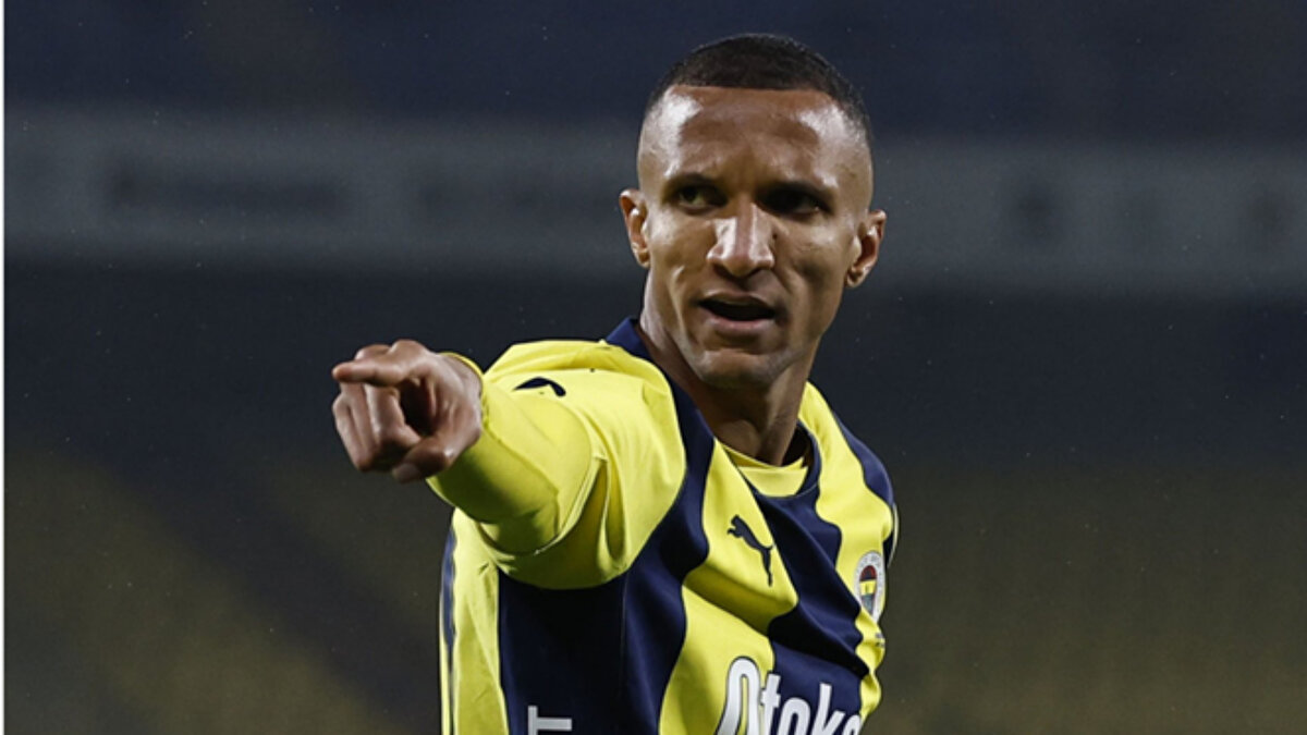 Fenerbahçe'de Cenk Tosun ve İrfan Can Kahveci'nin ardından kadro dışı kalan bir diğer isim de Rodrigo Becao oldu.