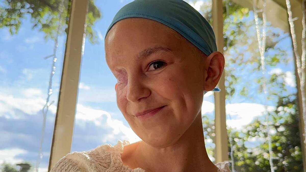 Sosyal medya ve moda tutkusuyla gelen moral <br><br>Üniversite eğitimi için James Madison University’e başlayan Wightman, art arda gelen tedaviler nedeniyle zor günler yaşasa da modayla olan bağını hiç koparmadı. Renkli kıyafetler ve aksesuarlar, ona hem moral hem özgüven kazandırdı. 