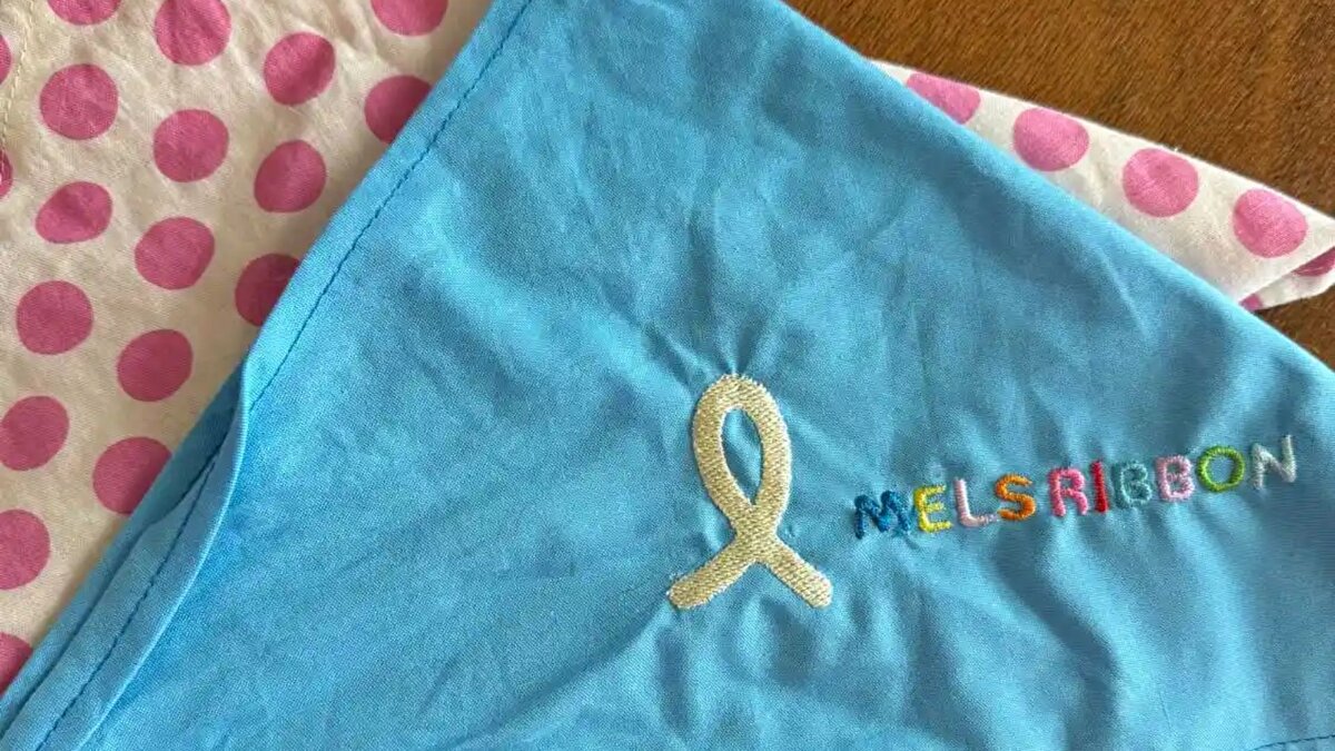 Paylaşımları binlerce kişiye ulaştı <br><br>Hastanede kaldığı bir dönemde TikTok’a küçük videolar çekmeye başlayan genç kadın, zamanla kendi bandanalarını tasarlamaya karar verdi. Saçlarını kaybetmeye başlayınca özel bir anlam yüklediği bu bandanaları üretmek için dikiş makinesi aldı ve kendi “kanser kurdelesi” tasarımını işledi.<br>Kısa sürede binlerce kullanıcıya erişen videolar, Wightman’a hem destek hem motivasyon sağladı. Karaciğerindeki büyümelerin devam ettiğini öğrendiği gün bile deneyimlerini paylaşmayı sürdürdü. Yeniden başlanan tedavi sürecinde hem doktorlarının yönlendirmeleri hem de çevresinden gelen moral desteği, ona güç verdiğini söylüyor.