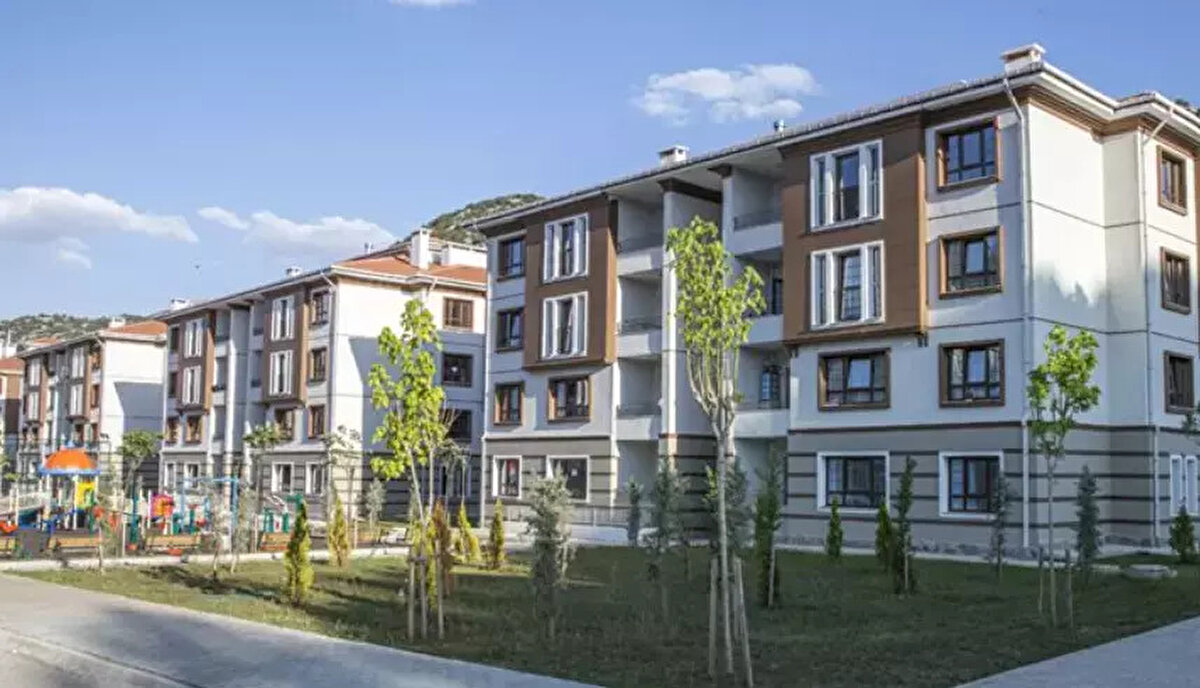 TOKİ 500 bin sosyal konut ödeme planı<br><br>TOKİ tarafından sunulan ödeme seçenekleri 240 ay vade ve yüzde 10 peşinat üzerinden şekilleniyor. İstanbul ve Anadolu illeri için farklı fiyat seçenekleri bulunuyor.<br><br>İstanbul ödeme planı<br><br>1+1 (55 m²) – 1.950.000 TL satış fiyatı – 7.313 TL’den başlayan taksit<br><br>2+1 (65 m²) – 2.450.000 TL satış fiyatı – 9.188 TL’den başlayan taksit<br><br>2+1 (80 m²) – 2.950.000 TL satış fiyatı – 11.063 TL’den başlayan taksit