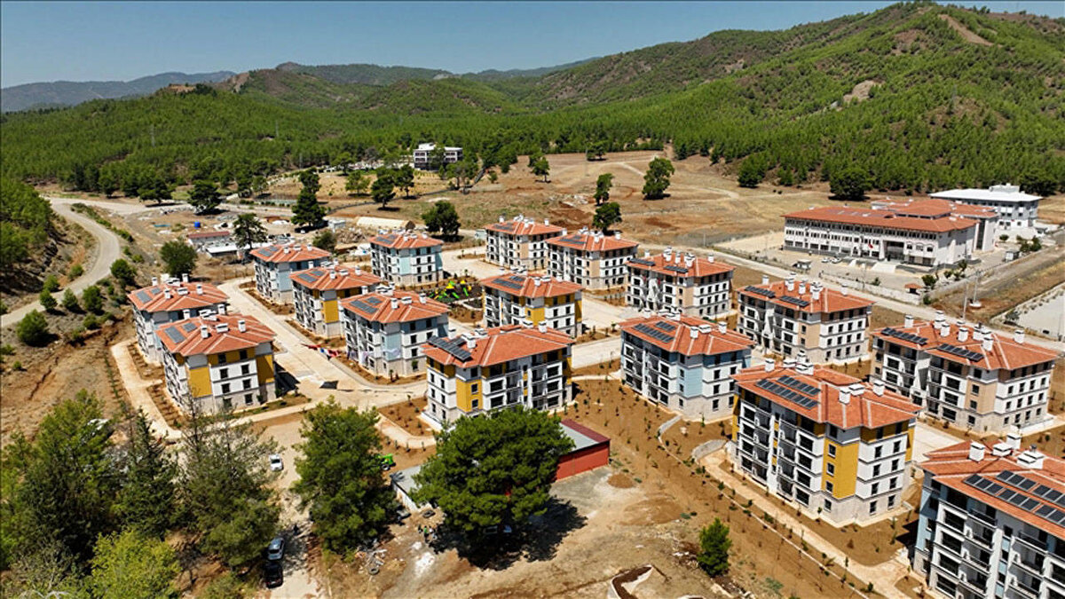 Anadolu illeri ödeme planı<br><br>1+1 (55 m²) – 1.800.000 TL satış fiyatı – 6.750 TL’den başlayan taksit<br><br>2+1 (65 m²) – 2.200.000 TL satış fiyatı – 8.250 TL’den başlayan taksit<br><br>2+1 (80 m²) – 2.650.000 TL satış fiyatı – 9.038 TL’den başlayan taksit<br><br>TOKİ’nin 500 bin sosyal konut projesi hem uygun taksit seçenekleri hem de geniş konut kapasitesiyle büyük ilgi toplamaya devam ediyor. Başvuruların tamamlanmasının ardından kura takvimi ve sonuçlar kamuoyuyla paylaşılacak.