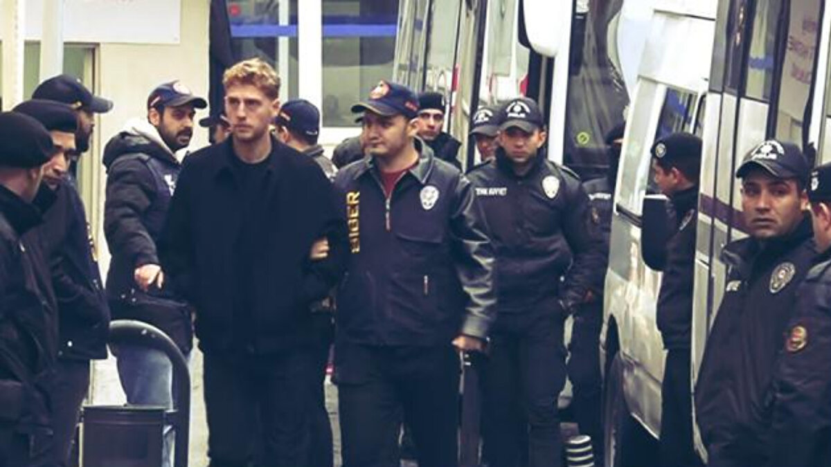 Bazı isimlerin kendi maçlarına dahi bahis oynadığı iddia edilirken, ortaya çıkan detaylar sonrası 'Maçlar iptal edilir mi?' sorusu gündeme geldi.<br>Bu sorunun üstüne spor hukukçusu Emin Özkurt, son gelişmeleri NTV'ye aktardı.