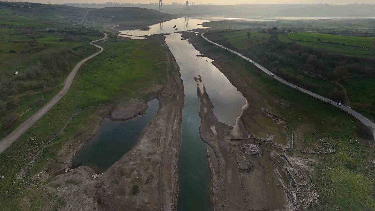Havadan görüntüler köy kalıntılarını ortaya çıkardı<br><br>Drone çekimleri, baraj gölünün büyük kısmında suyun gerilediğini ve yıllar önce su altında kalan eski köy evlerinin temellerinin artık açık şekilde görülebildiğini doğruladı. Barajın merkezine doğru suyun tamamen çekildiği bölgelerde küçük adacıklar oluştu. Çevrede biriken atıklar ise su seviyesinin ne kadar düştüğünü gösteren başka bir işaret olarak kaydedildi.