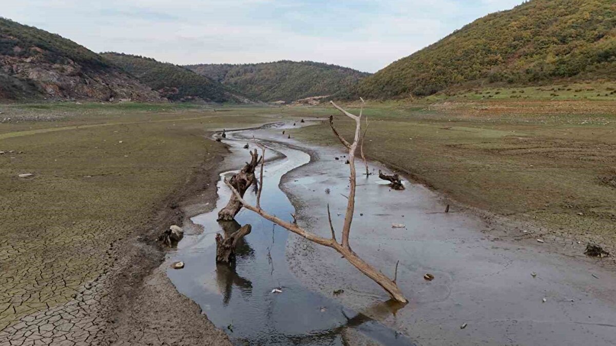 İstanbul’un su ihtiyacını karşılayan barajlarda sonbahar aylarında yaşanan yağış azlığı etkisini sürdürürken, Sazlıdere Barajı kuraklığın en belirgin şekilde izlendiği noktalardan biri hâline geldi. İSKİ’nin güncel verilerine göre barajdaki doluluk oranı yüzde 17 seviyesine kadar indi ve suyun çekilmesiyle göl yatağında eski yerleşim izleri ortaya çıktı. Baraj zemininde çatlak halde duran toprak, kuraklığın şehir genelindeki etkisini yansıtan çarpıcı bir görüntü oluşturdu.
