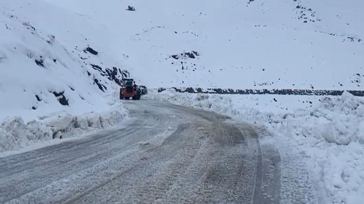 Yetkililer, Şırnak ve çevresinde kar yağışının aralıklarla devam edebileceğini belirterek vatandaşları dikkatli olmaları konusunda uyardı. Ulaşımın tamamen kesilmemesi için kar küreme ve yol açma ekiplerinin sahada kalmaya devam edeceği ifade edildi.