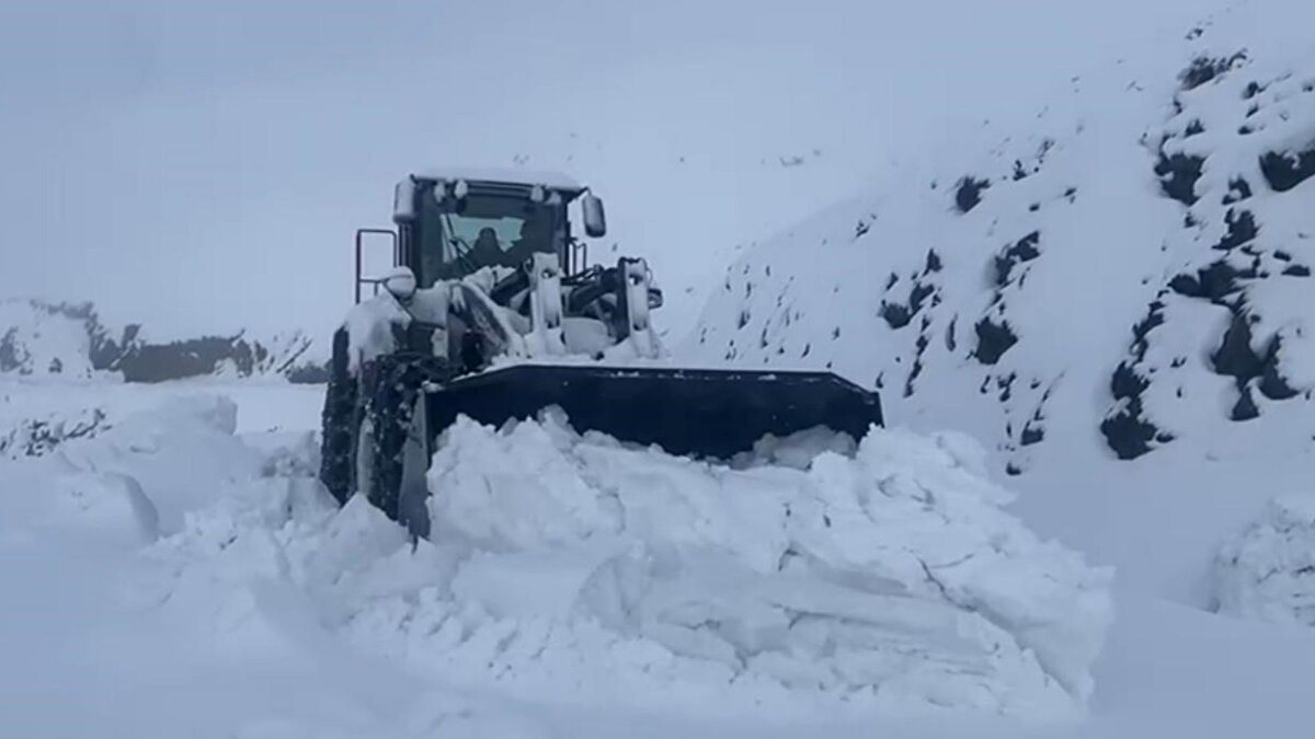 Beytüşşebap İlçe Özel İdare ekipleri, karla mücadele çalışmalarını kesintisiz sürdürüyor. Kapanan yolların yeniden ulaşıma açılması için bölgeye iş makineleri sevk edilirken, ekiplerin yoğun mesaisi sayesinde birçok noktada bağlantı yolları kontrollü şekilde açılmaya başladı.