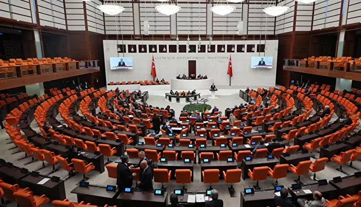 11. Yargı Paketi İçeriği Ne? İşte Öne Çıkan Maddeler<br><br>Yargı hizmetlerinin hızlandırılması ve ceza adalet sisteminin etkinliğinin artırılmasını hedefleyen paket, icra iflas hukukundan avukatlık mesleğine kadar geniş bir yelpazede değişiklikler içeriyor. İşte madde madde 11. Yargı Paketi içeriği: