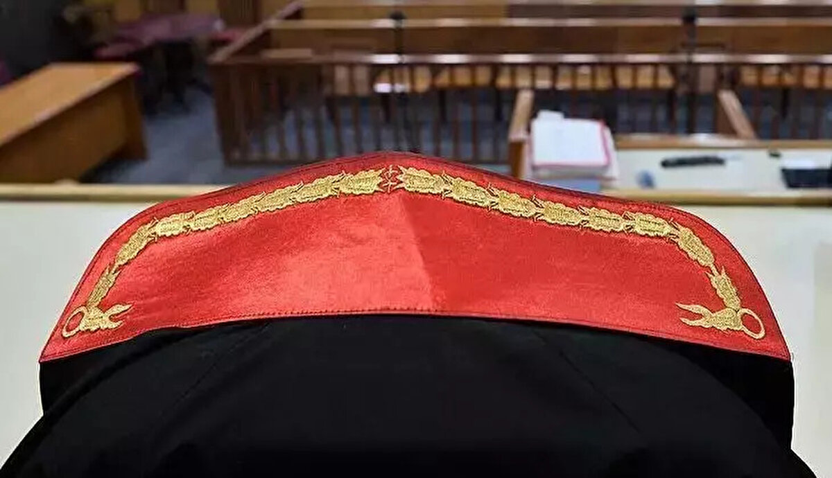 2. İcra ve İflas Kanunu'nda Kritik Değişiklik<br><br>İhalenin feshi taleplerinde suiistimalleri önlemek amacıyla yeni tedbirler getiriliyor:<br><br>Nispi harç ve teminat yatırma yükümlülüğünü yerine getirmeyenlerin ihalenin feshini talep etmesi durumunda, talep dosya üzerinden ve kesin olarak reddedilecek.<br><br>Eksik harç veya teminat durumunda mahkeme 2 haftalık kesin süre verecek; bu sürede eksiklik giderilmezse talep reddedilecek.<br><br>Anayasa Mahkemesi kararı uyarınca; borçlunun iflas öncesi 1 yıl içinde yaptığı bağışlamalar ve ivazsız tasarruflar iptale tabi olacak (alışılmış hediyeler hariç).<br><br>3. Avukatlara Yönelik Disiplin Cezaları<br><br>Avukatlık Kanunu'nda yapılan değişiklikle, Anayasa Mahkemesi kararı doğrultusunda disiplin cezaları yeniden düzenlendi.<br><br>Avukatlara verilecek cezalar; uyarma, kınama, para cezası, işten çıkarma ve meslekten çıkarma olarak netleştirildi.<br><br>Kesinleşen bir disiplin cezasından sonraki 5 yıl içinde yeni bir disiplin suçu işlenirse, ceza bir derece ağırlaştırılacak.