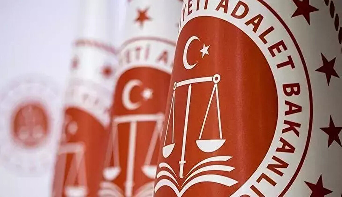 11. Yargı Paketi ile ilgili son dakika gelişmeleri yakından takip edilirken, düzenlemenin Meclis sürecindeki ilerleyişi merak konusu olmaya devam ediyor. TBMM Adalet Komisyonu’nda kabul edilen ve kamuoyunda “11. Yargı Paketi” olarak bilinen Türk Ceza Kanunu ile Bazı Kanunlarda Değişiklik Yapılmasına Dair Kanun Teklifi, önemli hükümler içeriyor. Peki 11. Yargı Paketi onaylandı mı, yasalaştı mı? İşte detaylar…