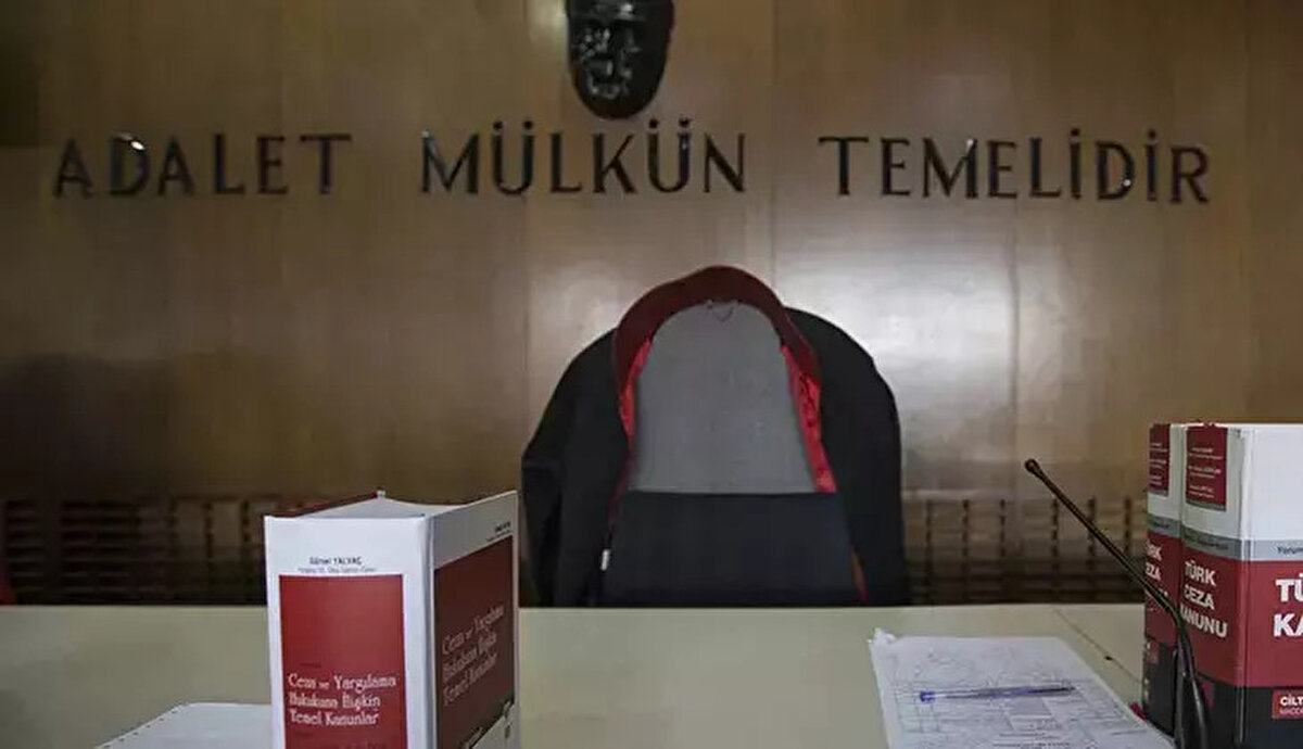 11. Yargı Paketi Onaylandı mı, Yasalaştı mı?<br><br>Adalet Bakanlığı tarafından hazırlanan ve TBMM'ye sunulan 11. Yargı Paketi, Meclis Adalet Komisyonu aşamasını tamamlayarak kabul edildi. Genel Kurul görüşmelerinde teklifin ilk 15 maddesi kabul edilse de henüz tüm maddelerin oylaması tamamlanmadı.<br><br>Paketin tam anlamıyla yasalaşması için TBMM Genel Kurulu'nda tüm maddelerin kabul edilmesi ve ardından Cumhurbaşkanı onayıyla Resmi Gazete'de yayımlanarak yürürlüğe girmesi gerekiyor. Sürecin kısa süre içinde tamamlanması bekleniyor.