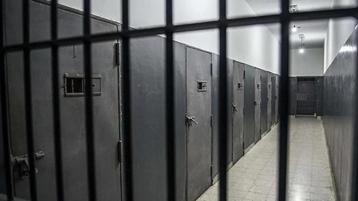 1. Denetimli Serbestlik ve Ceza İnfaz Düzenlemesi<br><br>Paketin en çok merak edilen maddesi ceza infazına ilişkin düzenleme oldu. Kabul edilen teklife göre;<br><br>31 Temmuz 2023 ve öncesinde işlenen suçlar bakımından; hükümlülerin kapalı cezaevinden açık cezaevine, açık cezaevinden denetimli serbestliğe ayrılmaları 3 yıl daha erken gerçekleşebilecek.