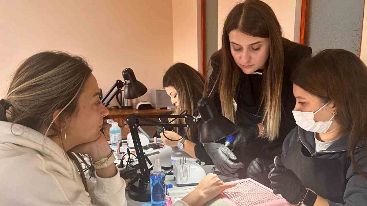 Yoğun talep üzerine sınıflar hızla doluyor<br><br>Atölyede görev yapan eğitmen Kübra Bingöl Çelik, merkezin müdürü ve teknik ekibin desteğiyle Türkiye’de kamuya bağlı ilk birimin kurulduğunu belirtiyor. Çelik, 92 saatlik modül kapsamında temel medikal manikür ve çeşitli nail art tekniklerinin öğretildiğini, program tamamlandığında bir üst seviyeye geçme imkânı sunulduğunu ifade ediyor. Açılan her grup kısa sürede doluyor ve 20 kişilik dört sınıf aktif şekilde eğitim alıyor.