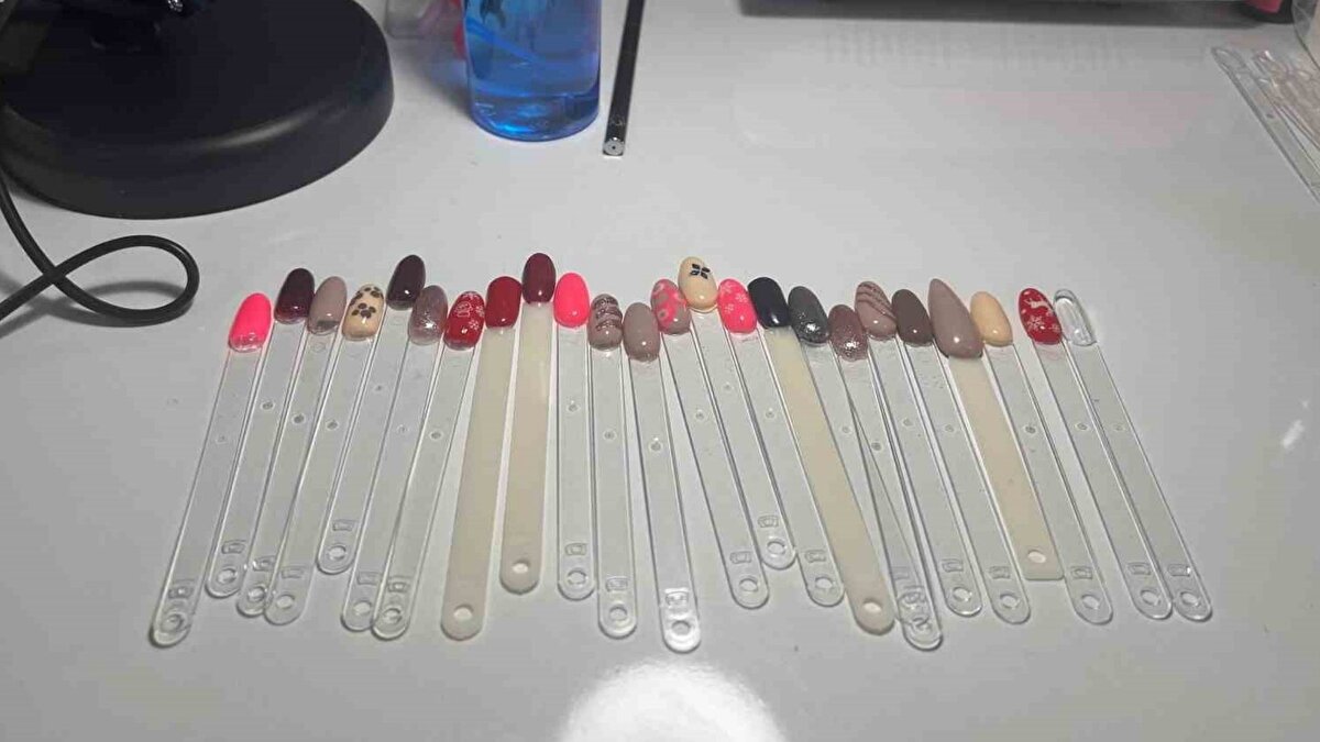 Nafiye-Hüseyin Küçükoğlu Halk Eğitimi Merkezi’nde açılan atölyede verilen uygulamalı eğitimler, özellikle kadınların istihdama katılımını destekleyen modeller arasında görülüyor. Nail art çalışmalarının sergilendiği atölyede kursiyerlerin ürettiği tasarımlar dikkat çekiyor.