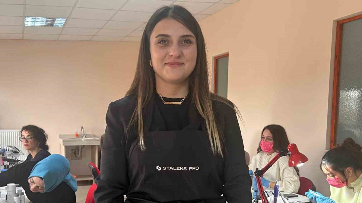 Atölyeye katılan kursiyerlerden otomasyon öğretmeni Tuğba Öbek, kadınlara yönelik hizmet alanlarında talebin sürekli arttığını gördüğü için eğitime başvurduğunu söylüyor. İlk başvuruda kontenjanın dolması nedeniyle ikinci denemede kayıt yaptırabildiğini aktaran Öbek, ustalık belgesini alarak ileride kendi güzellik salonunu açmayı planladığını belirtiyor.