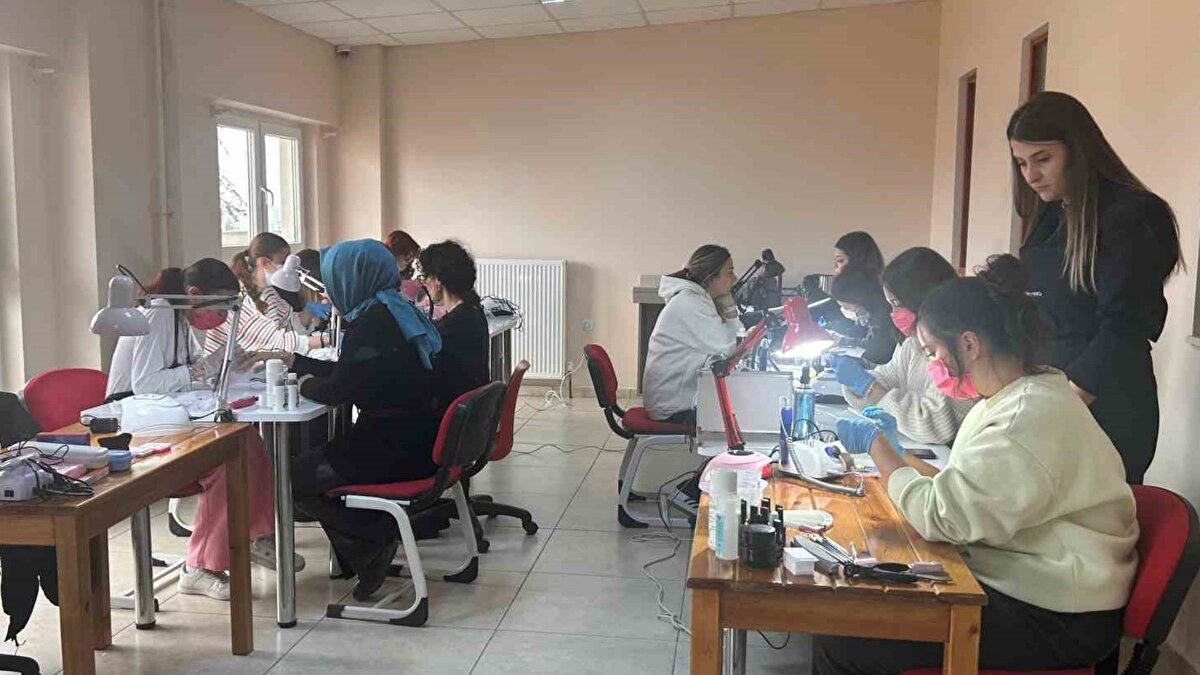 MEB onaylı sertifika yurt dışında da geçerli<br><br>Eğitimi başarıyla tamamlayan kursiyerler, Milli Eğitim Bakanlığı tarafından onaylanan sertifikayla mezun oluyor. Bu belge hem Türkiye’de hem yurt dışında geçerliliğe sahip olduğu için katılımcılar kendi iş yerlerini açabiliyor, başka işletmelerde çalışabiliyor veya ustalık belgesi için gerekli modülleri tamamlayabiliyor. Çelik, başvuru için okuryazar olmanın yeterli olduğunu, minimum yaş sınırının ise 14 olduğunu hatırlatıyor.