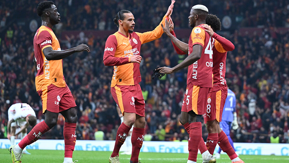 Senaryo 2: Galatasaray Galibiyeti (Orta İhtimal)<br><br>Monaco'nun Hücum Eksikliği: Ansu Fati'nin yokluğu Monaco'nun hücumdaki bitiriciliğini azaltır. Monaco topa sahip olsa da son vuruşlarda etkisiz kalır.<br><br>Galatasaray'ın Bireysel Kalitesi: Galatasaray, eksiklerine rağmen elindeki bireysel yetenekli oyuncularla (örneğin forvet hattı) Monaco savunmasının hatasını değerlendirir. 1-0 öne geçen Galatasaray, bu avantajı tecrübeyle koruyarak maçı kazanır.