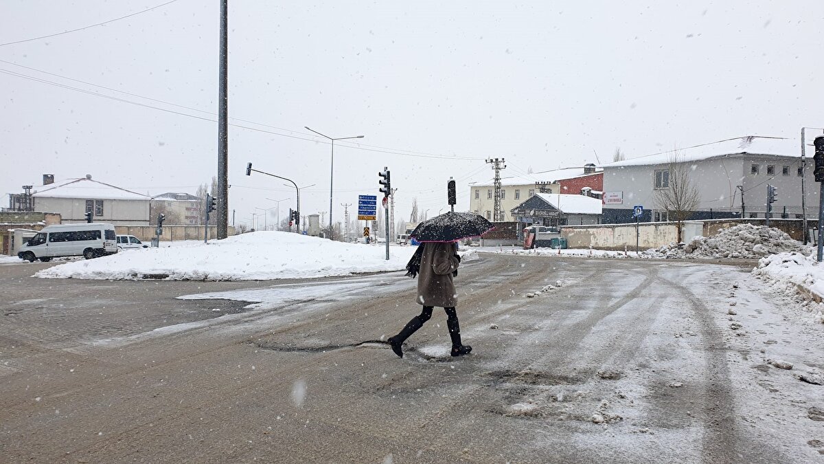 Kent merkezlerinde trafikte aksamaların önüne geçmek için belediye ekipleri yol ve kaldırım temizliği yaptı. Yetkililer, kar yağışının gün içinde aralıklarla sürebileceğine dikkat çekerek vatandaşlara tedbirli olmaları çağrısında bulundu.