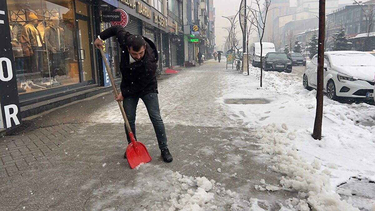 Başkalede kar birikimi arttı<br><br>Başkalede dün öğleden sonra başlayan yağış, sabaha kadar aralıklarla devam etti. İlçe merkezinde kar kalınlığı 20 santimetreye, yüksek kesimlerde ise 40 santimetreye ulaştı. İş yeri sahipleri işbaşı yapmadan önce dükkânlarının önünü temizledi, Belediye ise yoğun kar birikimi nedeniyle belirli noktalarda topladığı karı kamyonlarla ilçe dışına taşıdı.