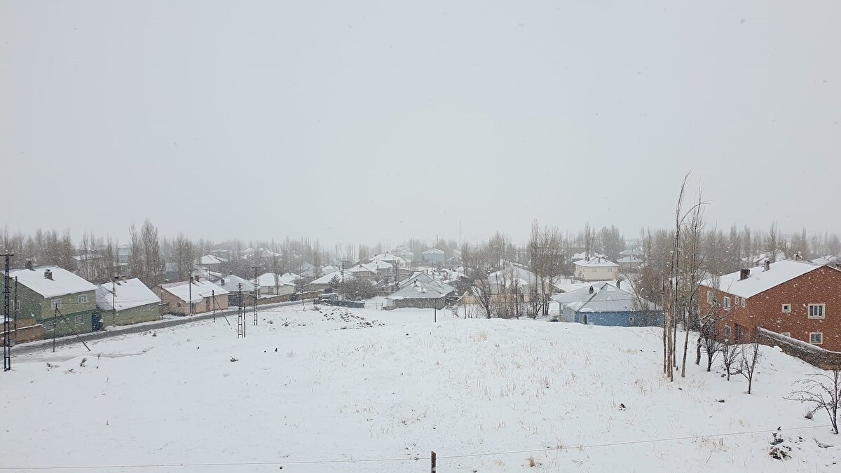 Yüksekovada yollar ulaşıma kapandı<br><br>Hakkari’nin Yüksekova ilçesinde etkisini artıran kar, özellikle kırsalda ulaşımı vurdu. İl Özel İdaresi, 2 köy ile 10 mezraya ulaşımın sağlanamadığını açıkladı. Ekipler, kapanan köy yollarını açmak için karla mücadele araçlarını bölgeye yönlendirdi. İlçe merkezinde kar kalınlığı 10 santimetreye ulaşırken yüksek alanlarda 30 santimetre ölçüldü.