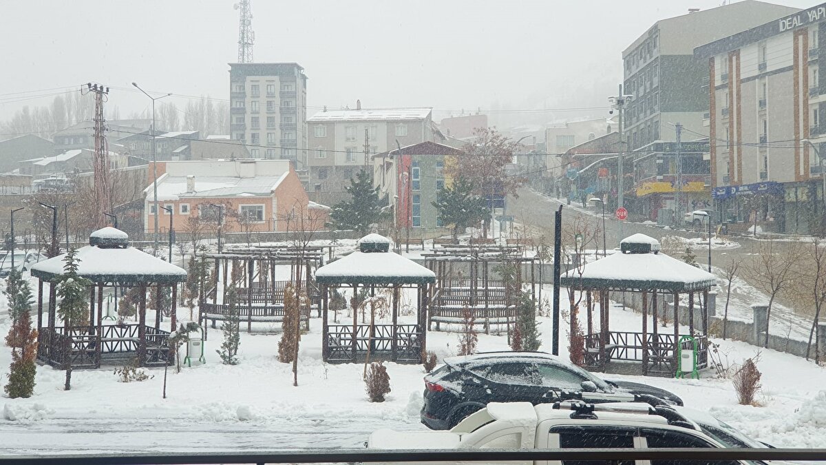Bazı araçlar tamamen kar altında kaldı. Yerel ekipler, sabahın erken saatlerinden itibaren ana arterleri açık tutmaya çalıştı.