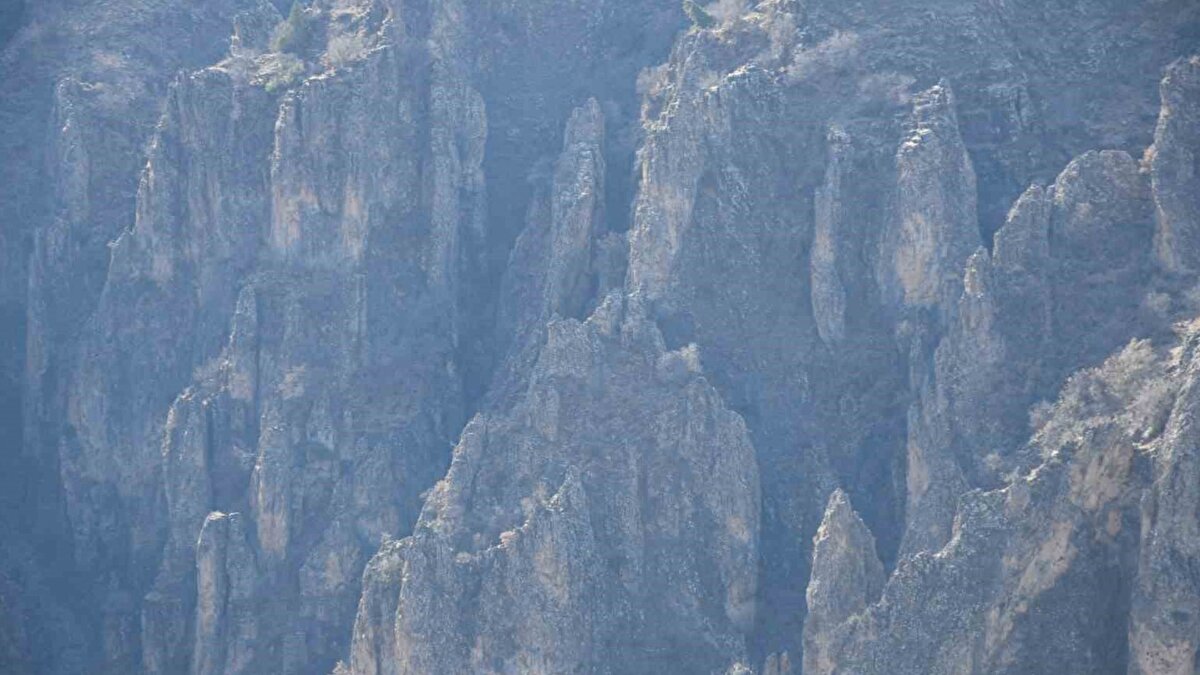 Kör kandil bölgesi güvenli hale geldi<br><br>Geçmişte terör örgütlerinin saklanma noktaları arasında yer alan Kör Kandil ve Bestler Dereler hattı, güvenlik güçlerinin operasyonlarıyla tamamen kontrol altına alındı. Bölgedeki huzur ortamının güçlenmesiyle doğal oluşumlar, dağlık kanyonlar ve ormanlık alanlar yeniden erişilebilir hâle geldi. İlçeye yaklaşık 40 kilometre mesafedeki alan, Şırnak’ın doğal yapısını merak edenler için yeni bir rota oluşturuyor.