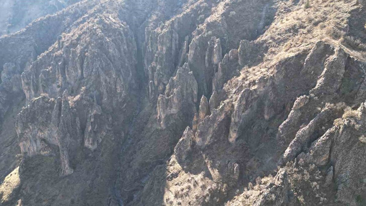 Şırnak bölgesinde yürütülen terörden arındırma çalışmalarıyla birlikte uzun yıllar girilemeyen dağlık alanlar yeniden keşfedilmeye başlandı. Beytüşşebap ilçesine bağlı Ayrım köyü çevresinde tespit edilen ve peri bacaları görünümünü andıran jeolojik yapılar, temizlenen bölgelerin doğal mirasını gözler önüne seriyor. Kör Kandil olarak bilinen sahada yapılan dron çekimleri, bölgenin benzersiz coğrafyasını kayda aldı.