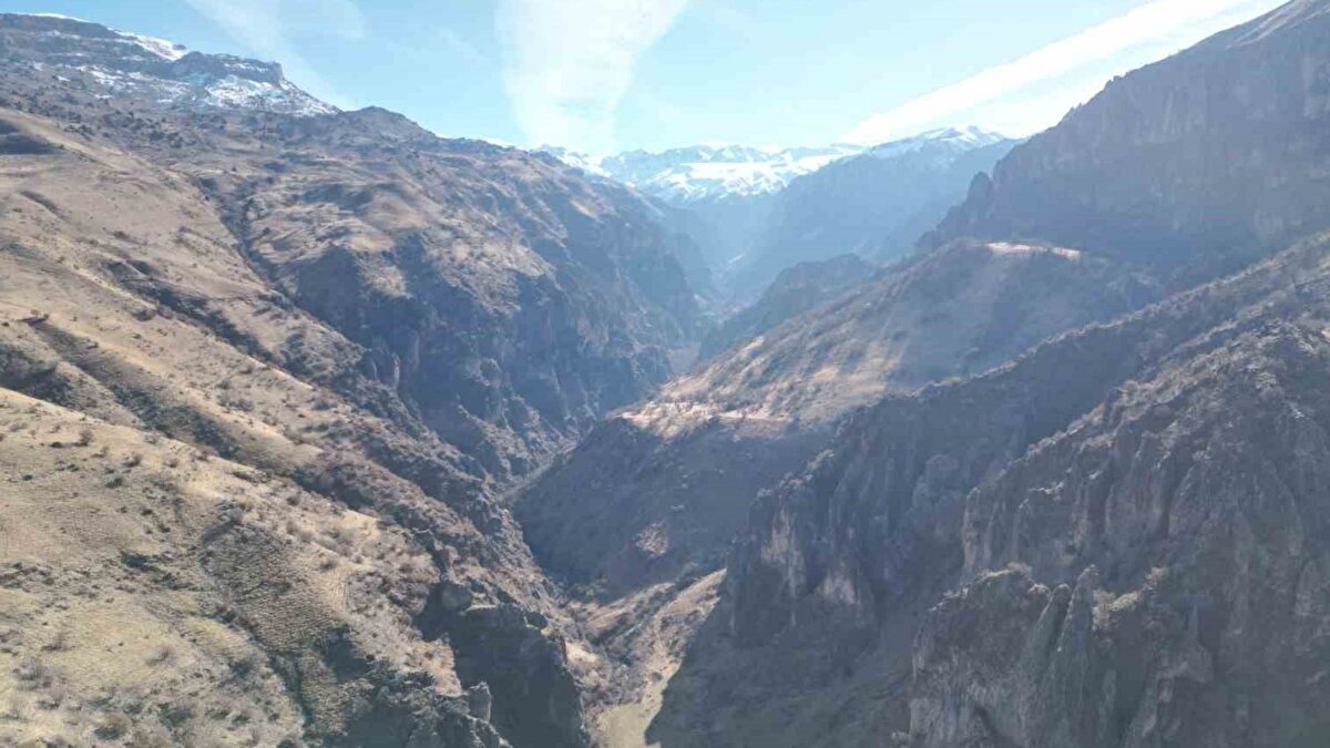 Basın mensupları, "İlçemize bağlı Ayrım köyünde haber çalışması için gitmiştik. Burada doğal oluşumlu peri bacalarını gördüm, dev kanyon ve ormanlık alanların birleştiği muhteşem bir yerdi. Buralar turizme açılırsa bölge için çok güzel olur" dedi.