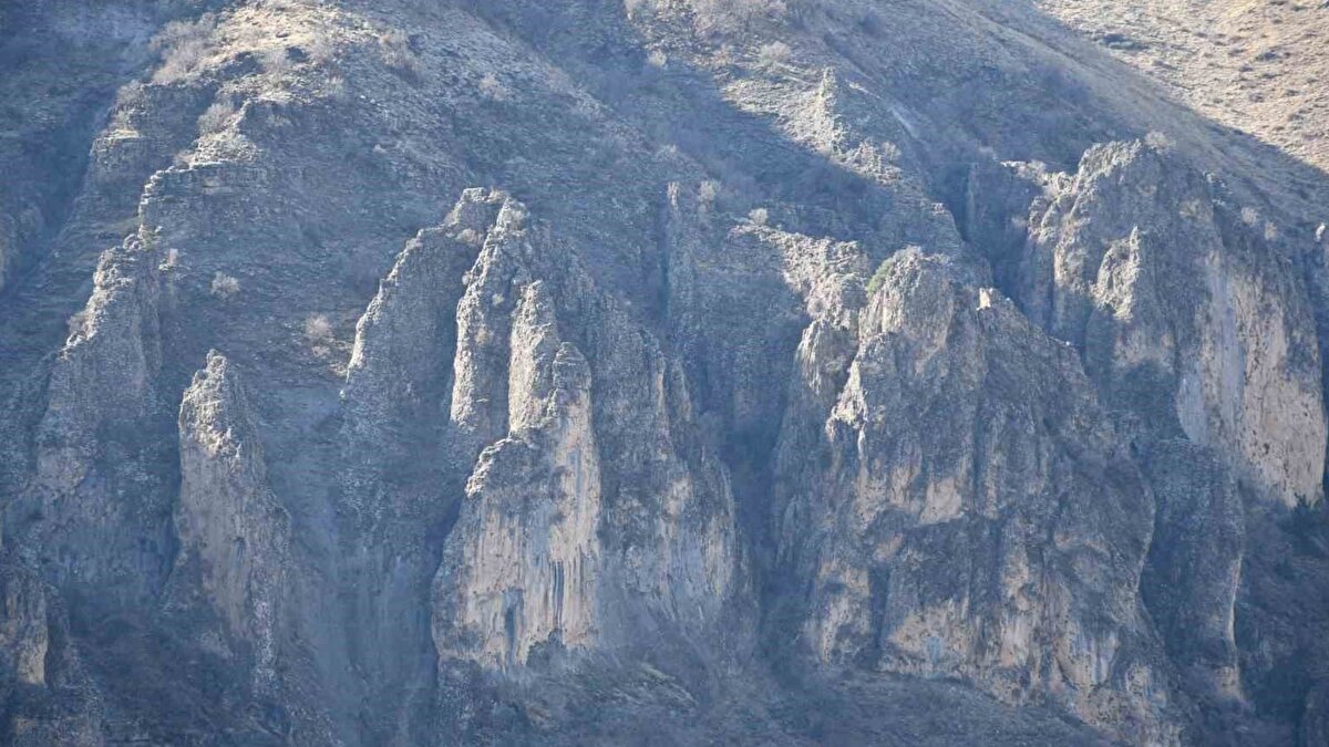 Dron görüntüleri bölgenin potansiyelini ortaya koydu<br><br>Dronla kaydedilen görüntülerde peri bacalarını çağrıştıran dik kaya yapıları ile vadi ve orman dokusunun iç içe geçtiği görülüyor. Jeolojik açıdan dikkat çeken bu oluşumlar, uzun yıllar kapalı kalan bölgenin turizm açısından taşıdığı değeri yeniden gündeme taşıdı.