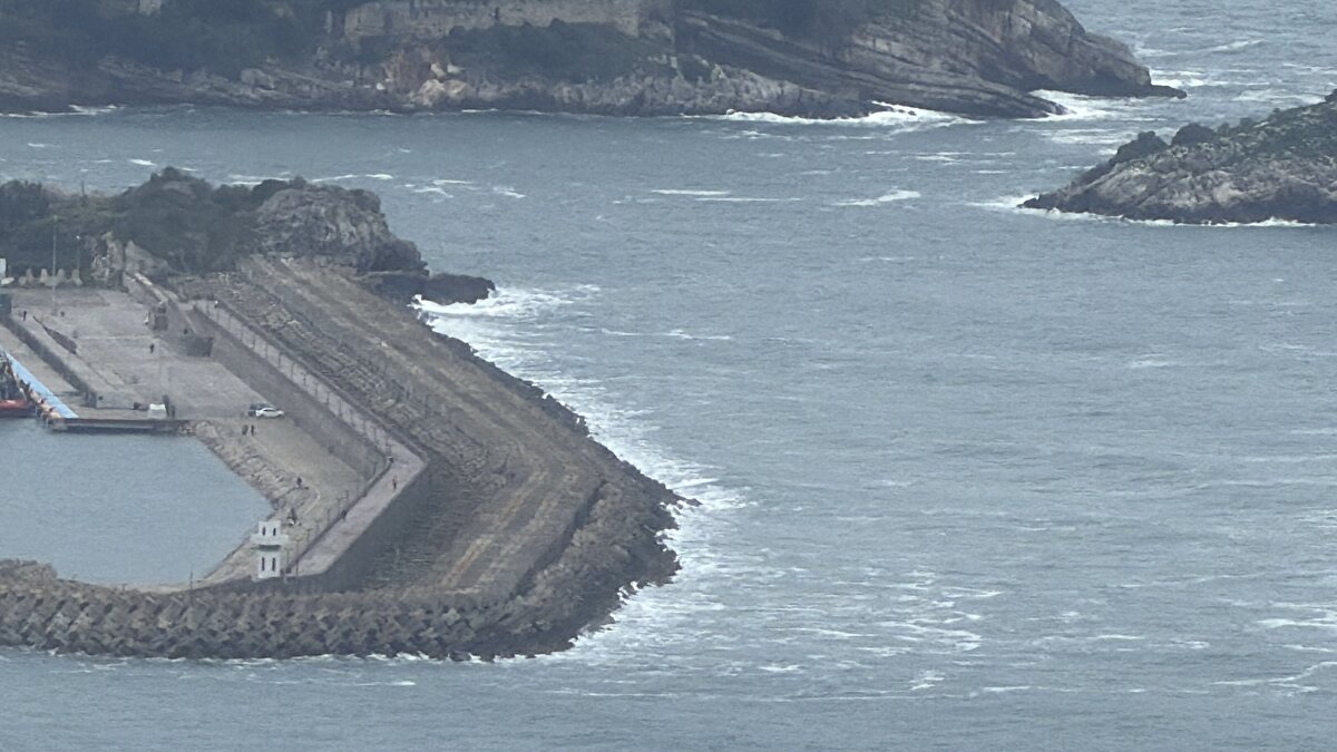Kuru yük gemileri demir attı<br><br>Amasra açıklarında bulunan iki kuru yük gemisi, hava şartlarının kötüleşmesi üzerine Büyük Liman’a yakın bir noktada demir atarak beklemeye geçti.