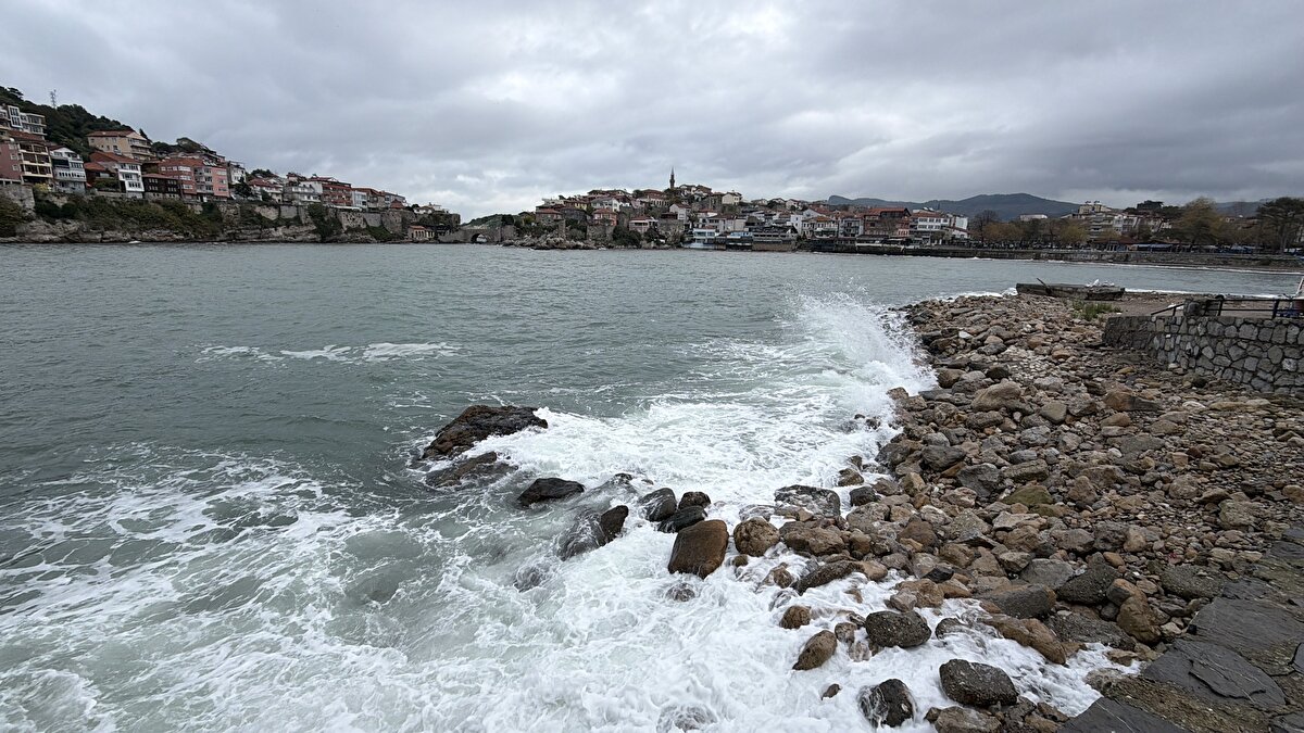 Amasra Belediyesi, ilçe genelinde hoparlörlerden yapılan anonslarla vatandaşları fırtınaya karşı dikkatli olmaya çağırdı. Belediye ekipleri ile Sahil Güvenlik birimleri, özellikle sahil şeridinde oluşabilecek risklere karşı vatandaşların kıyıya fazla yaklaşmamasını istedi.