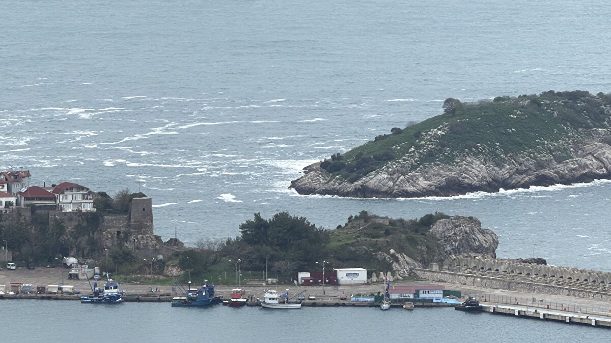 Balıkçı tekneleri limana döndü<br><br>Karadeniz’de seyir halinde bulunan birçok balıkçı teknesi, şiddetli rüzgâr nedeniyle Amasra Limanı’na sığındı. İlçenin önemli geçiş noktalarından Kemere Köprüsü’nde rüzgârın etkisi artarken, Küçük Liman’da da dalga yüksekliği 3 metreye kadar çıktı. Sahil Güvenlik Batı Karadeniz Grup Komutanlığı, teknelerin güvenli alana alınması için limanda ek önlemler uygulandığını bildirdi.