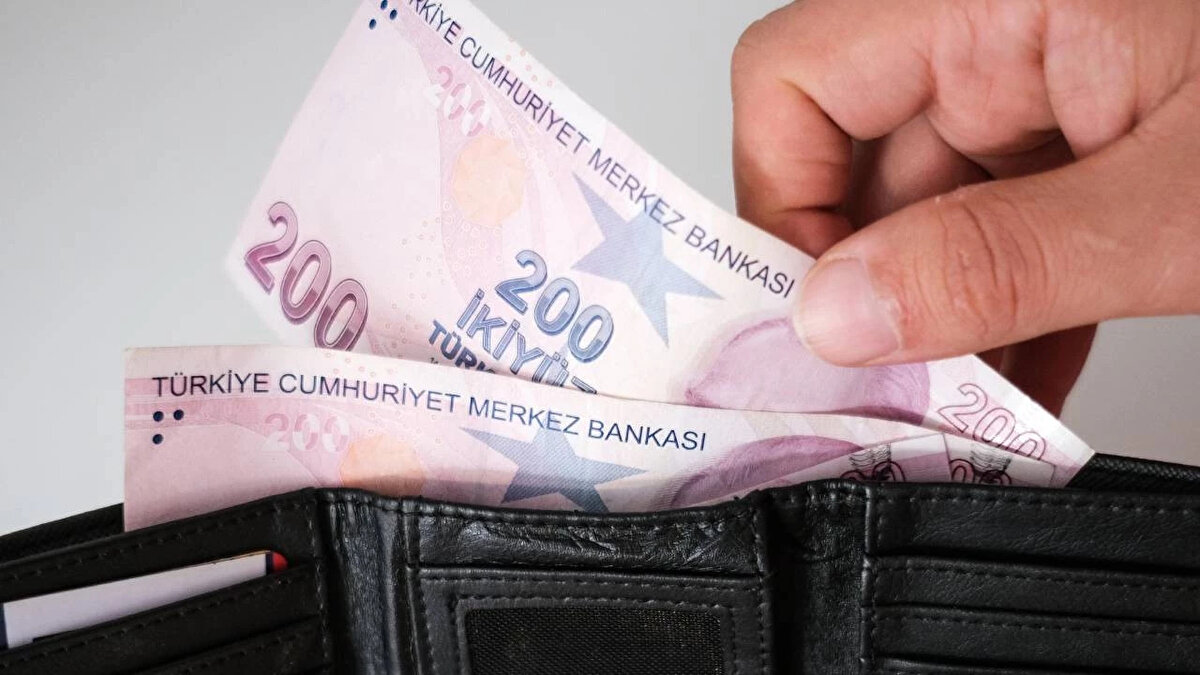 Türkiye’de milyonlarca çalışanın ücretini doğrudan etkileyen asgari ücret, 2026 yılı yaklaşırken yeniden ekonomi gündeminin merkezine oturdu. Bu yıl 22 bin 104 TL olarak uygulanan asgari ücretin yeni dönem artış oranına dair değerlendirmeler kamuoyunda yakından takip ediliyor.