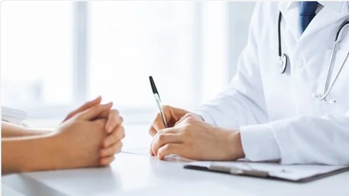 Ailenin dayanışması ve farkındalık çalışmaları
<br><br>İlk sonuçların temiz çıkmasına rağmen Isom, kanserin yayılma ihtimaline karşı düzenli kontrollerine devam etmek zorunda. Bu süreçte ailesiyle birlikte Sarcoma UK adlı yardım kuruluşuna destek veren Isom, hem kendi yaşadıklarından yola çıkarak farkındalık oluşturmak hem de diğer hastalara moral vermek için bağış kampanyalarına katılıyor. Aile, son olarak “Santa in the City” adlı yürüyüşle bağış topladı.<br>