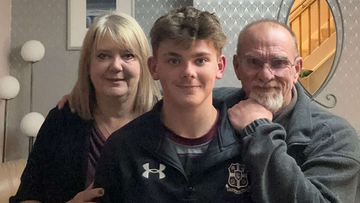 İngiltere’nin Buckinghamshire bölgesindeki Stoke Mandeville köyünde yaşayan Laura Isom, mart ayında sol kolunda başlayan ağrı yaşamaya başladı. Kadın önce durumu yaşa bağlı eklem problemi sandı ancak kısa sürede büyüyen bir şişlik de fark edince hastaneye başvurdu.