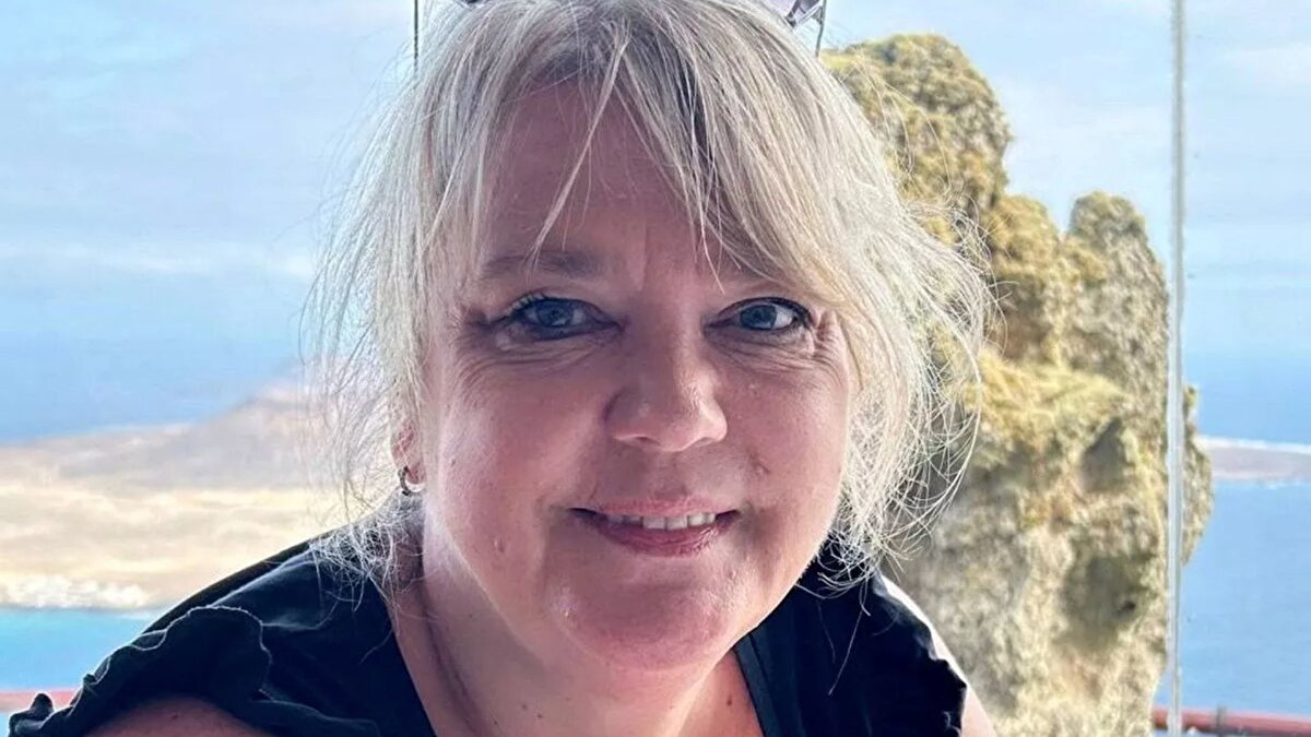 Tedavi ve operasyon süreci
<br><br>Teşhisin ardından Isom, kitlenin alınması için yaklaşık yedi saat süren bir ameliyata girdi. Cerrahi işlemi radyoterapi izledi. Isom, kolundaki yaranın hızla iyileştiğini ancak sinir hasarı nedeniyle ince motor hareketlerinde hâlâ zorluk yaşadığını belirtti. Doktorlar, sinirlerin toparlanmasının zaman alabileceğini aktardı.