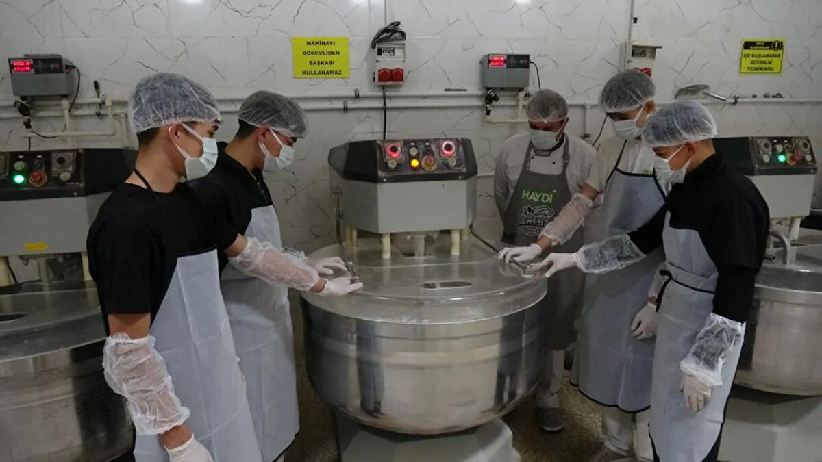 Mesleki eğitim iş dünyasına doğrudan geçiş sağlıyor<br><br><br>Okul yönetimi, öğrencilerin sektörde ihtiyaç duyulan niteliklere göre yetiştirildiğini belirtiyor. Mezun olan gençler ustalık ve iş yeri açma belgesi alarak özel sektörde ya da kendi işletmelerinde çalışma imkânı buluyor. Öğretmenler, bu modelin hem istihdamı desteklediğini hem de Gaziantep’in gastronomi alanındaki insan kaynağını güçlendirdiğini ifade ediyor.