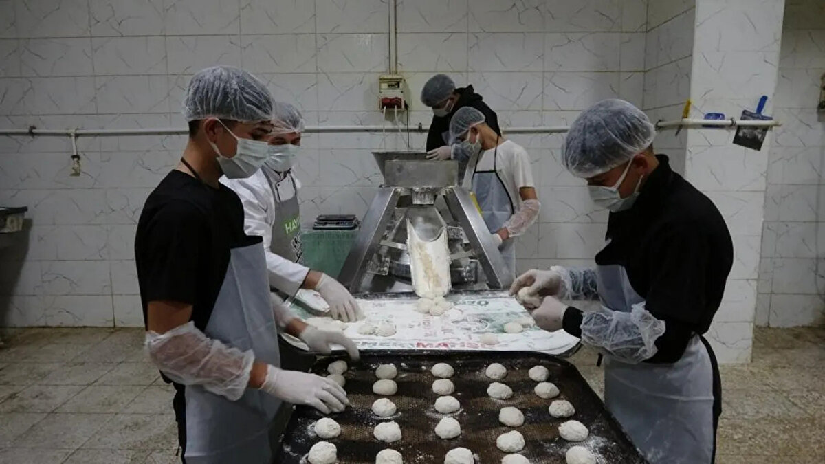 Öğrencilerin hedefi kendi fırınlarını açmak<br><br>Fırında çalışan öğrenciler, mesleğe isteyerek yöneldiklerini ve üretim sürecinin kendilerine büyük deneyim kazandırdığını söylüyor. Birçok öğrenci mezun olduktan sonra kendi fırınlarını açmayı planlıyor. Öğrenciler, hem okul eğitimlerini sürdürdüklerini hem de aldıkları ücretle aile bütçelerine destek olmanın motivasyonlarını artırdığını belirtiyor.