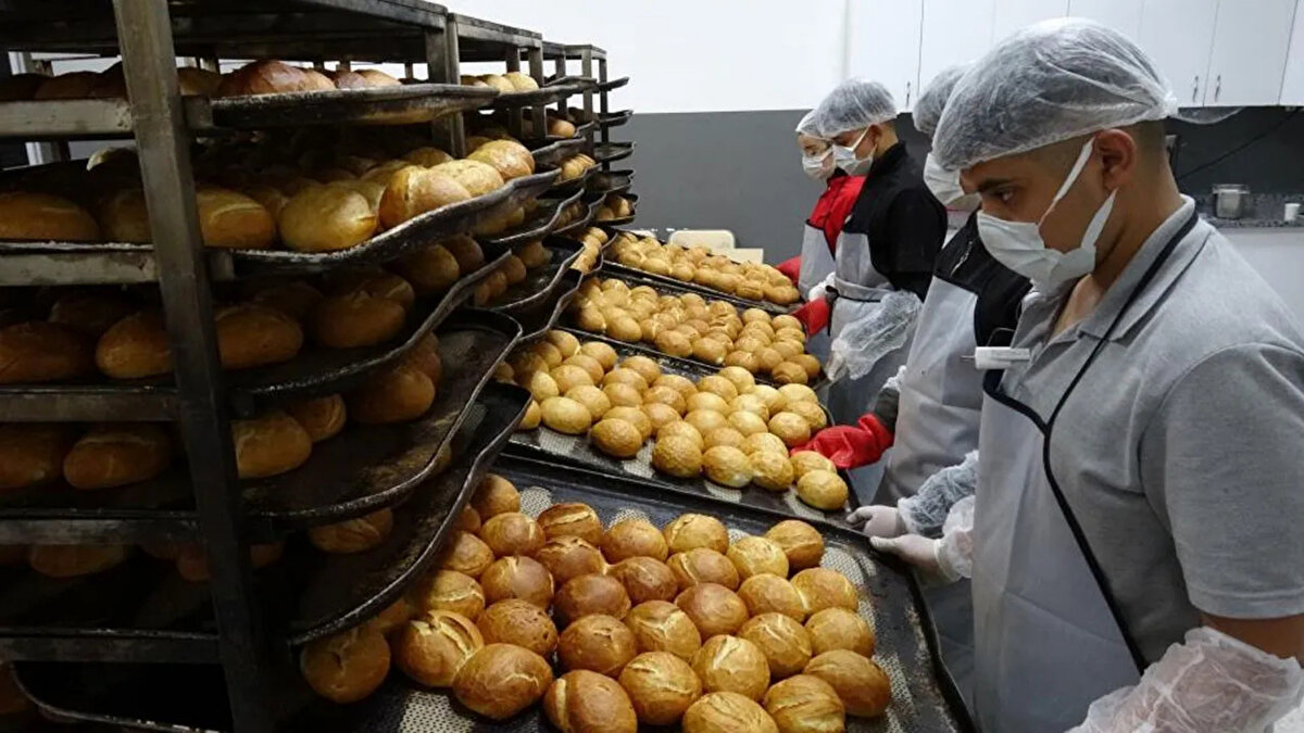 Gaziantep’in Şehitkamil ilçesinde bulunan GAHİB Mesleki ve Teknik Anadolu Lisesi, “Okullar Üretiyor Projesi” kapsamında kurduğu fırında her gün binlerce ekmek üretiyor. Bir usta öğretici ve öğrencilerin çalıştığı üretim hattında, ekmekler hijyen kurallarına uygun şekilde hazırlanarak kentteki hastanelere ve kamu kurumlarına ulaştırılıyor.