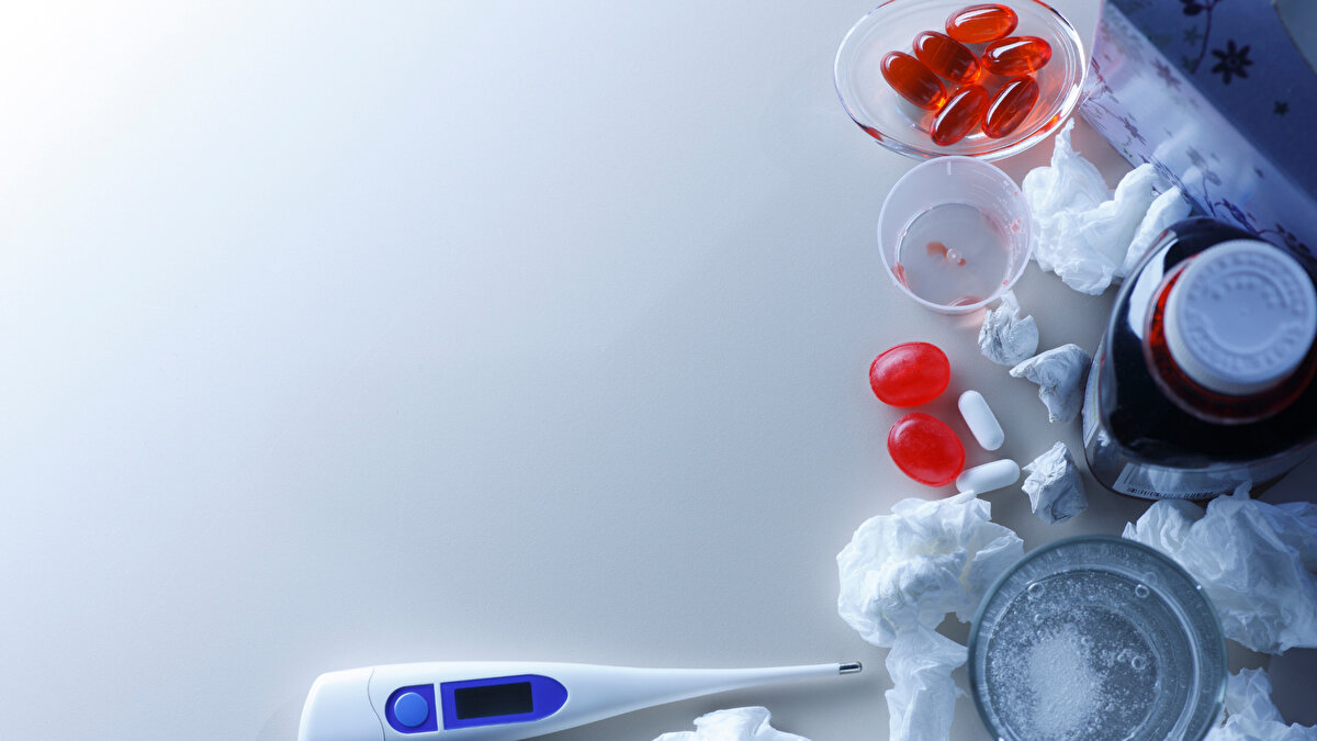 Risk grubundaki çocuklarda tablo ağırlaşabilir<br><br>Ateşin üç günden uzun sürmesi, nefes darlığı veya çocuğun genel durumunun hızla bozulması halinde mutlaka doktora başvurulması gerektiğini belirten Şan, özellikle 5 yaş altındaki çocuklarda ve kronik hastalığı bulunanlarda gribin zatürre, kulak iltihabı ve solunum sıkıntısına yol açabileceğini söyledi. Bağışıklığı zayıf olan veya prematüre doğan çocukların da ek risk taşıdığı kaydedildi.